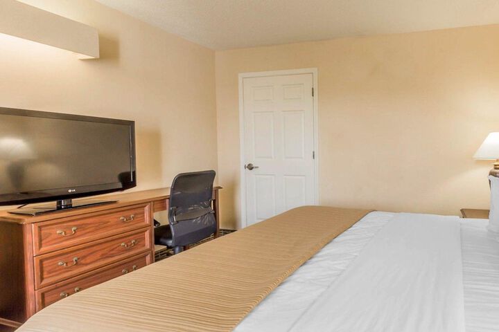 1 King Bed (1 of 7)