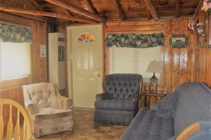Exterior of Crooked Lake Resort Cabin 4 (Eagles Nest) Holiday home 3 BestStayz.1