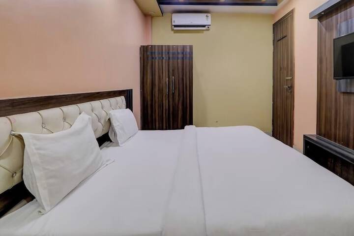 Room 6 of 12