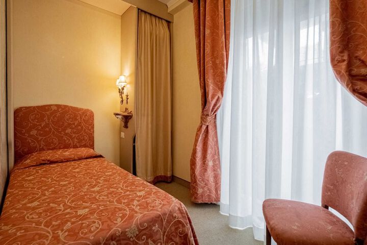 Room 32 of 53