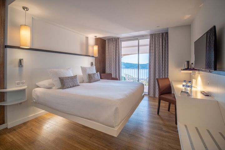 Room 4 of 32