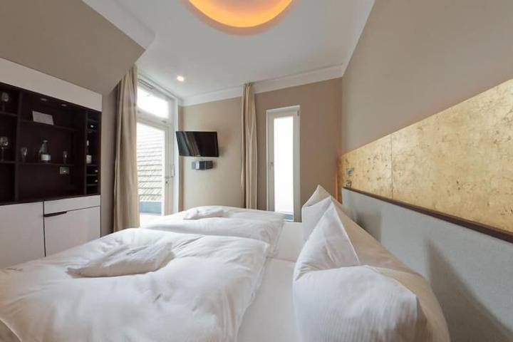 Room 8 of 38
