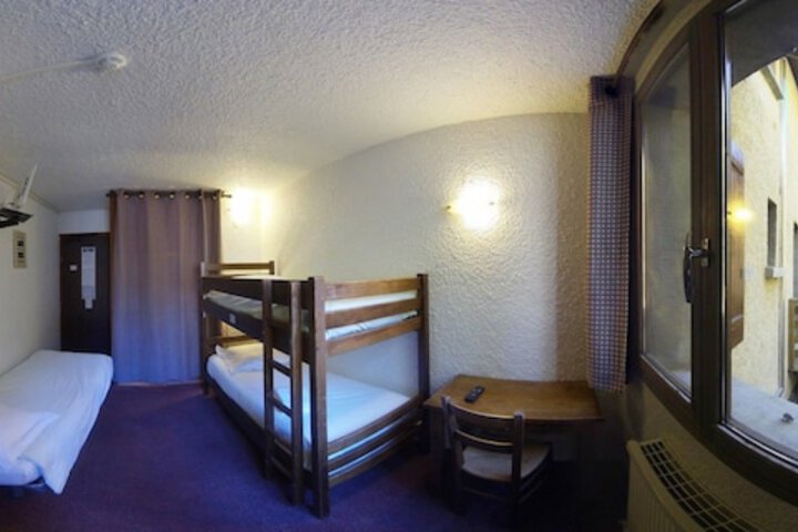 Room 32 of 60