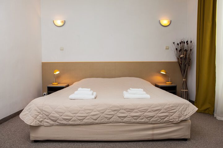 Room 6 of 16