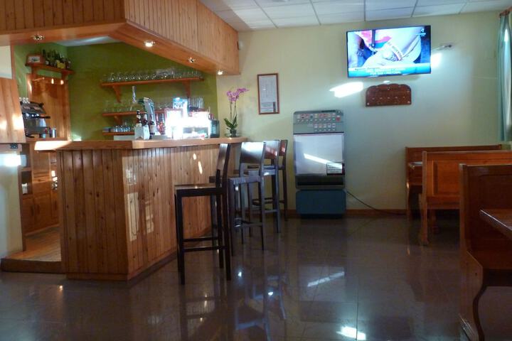 Lounge 23 of 31
