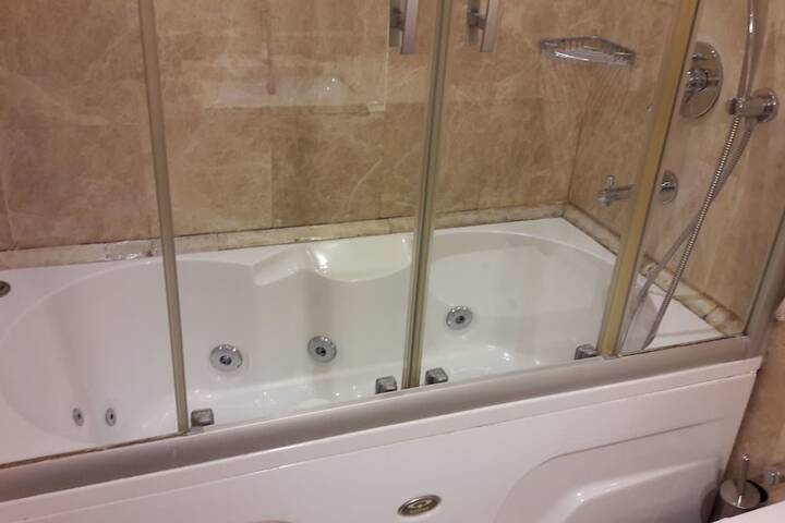 Jetted tub