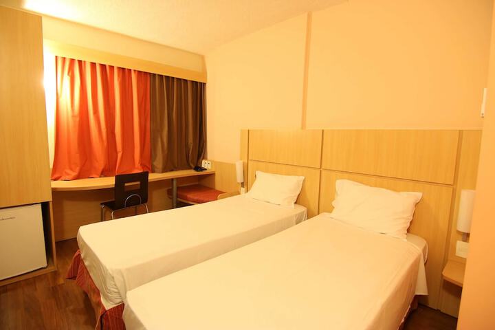 Room 6 of 32