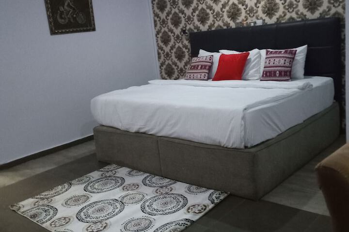 Room 4 of 6