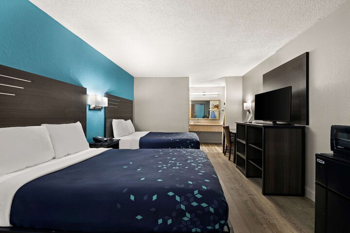 2 Double Beds (1 of 8)
