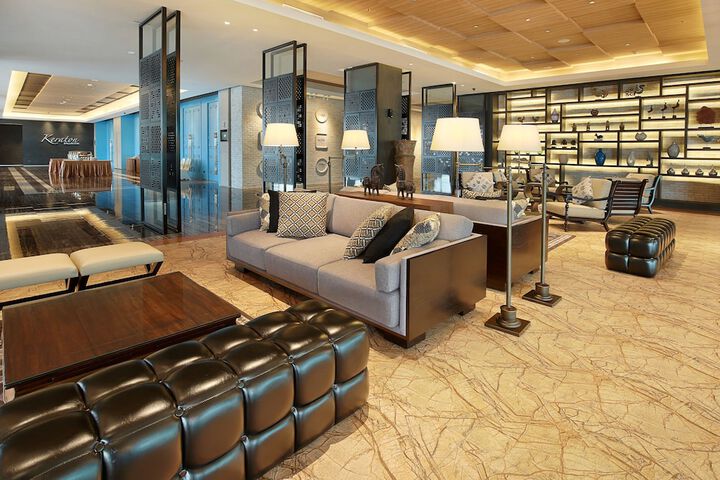 Lounge 19 of 25