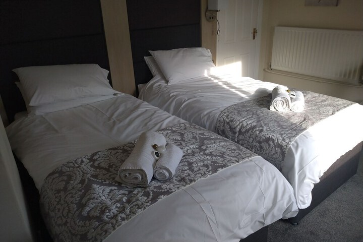 Room 5 of 16
