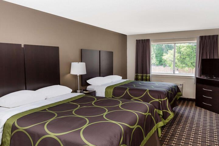 2 Queen Beds (2 of 9)