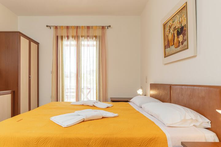 Room 4 of 90