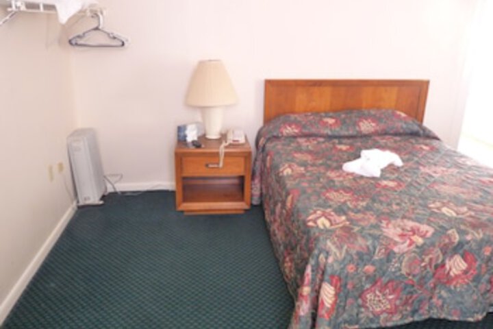 Room 13 of 102