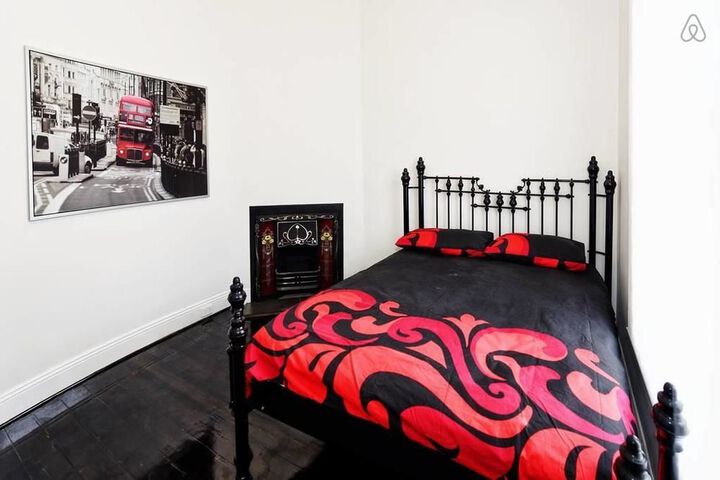 Room 6 of 18