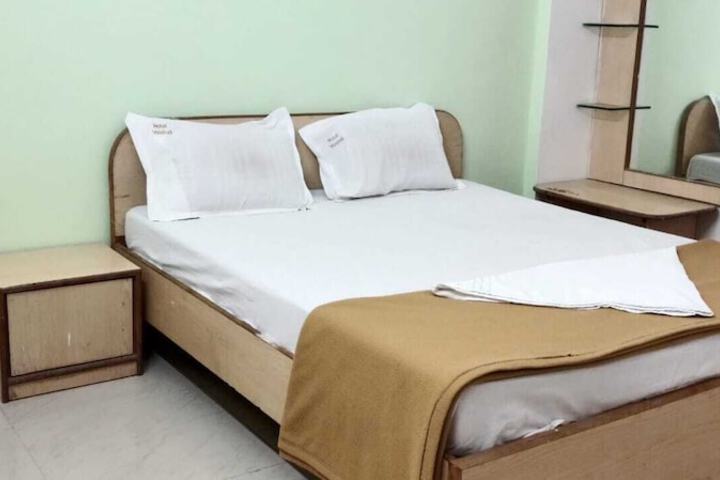 Room 4 of 12