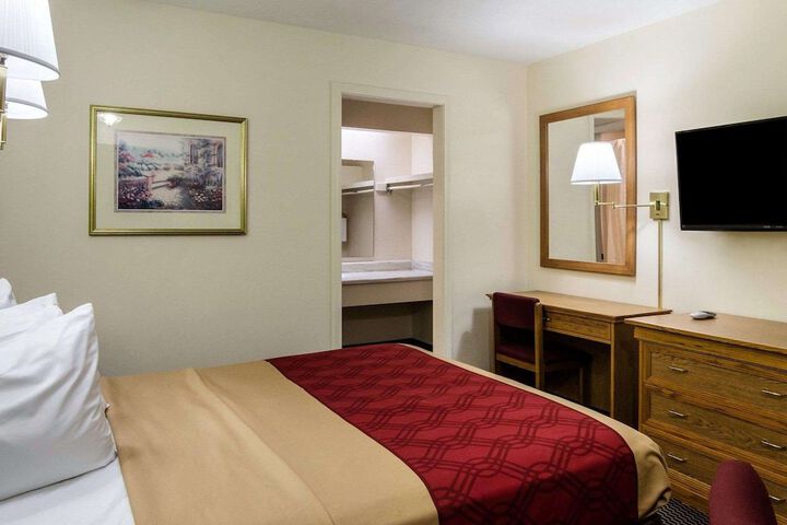 1 Queen Bed (12 of 19)