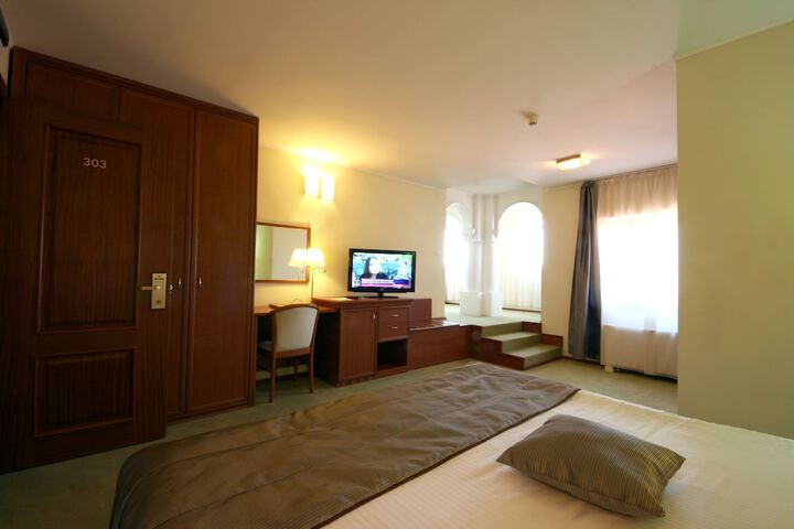 Room 6 of 34