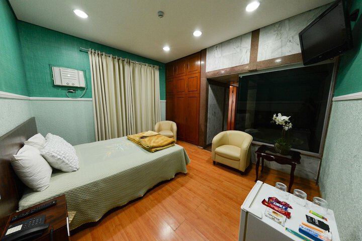 Room 6 of 15