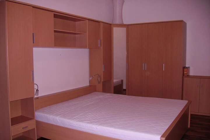 Room 4 of 16