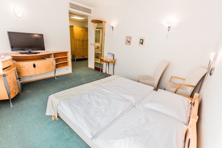 Room 31 of 102