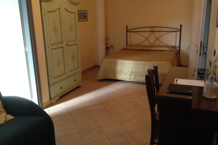 Room 12 of 120