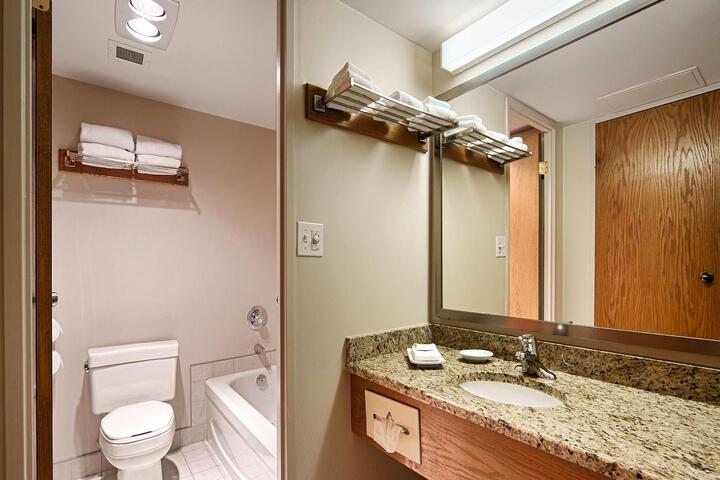 2 Queen Beds West Wing Patio Atrium View Microwave, Refrigerator WiFi (4 of 32)