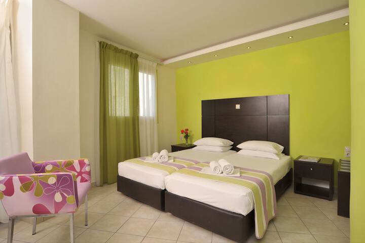 Room 2 of 43