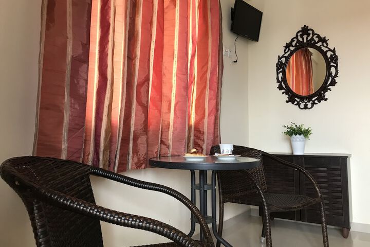 Room 5 of 8