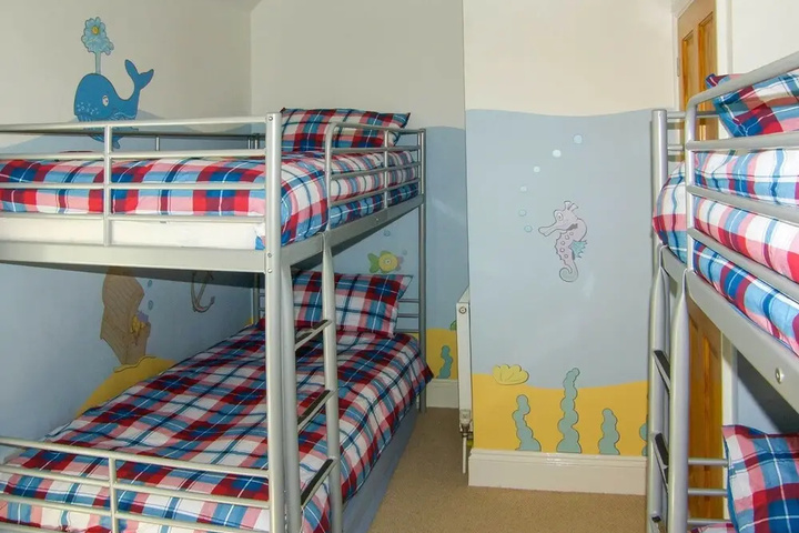 Room 5 of 8