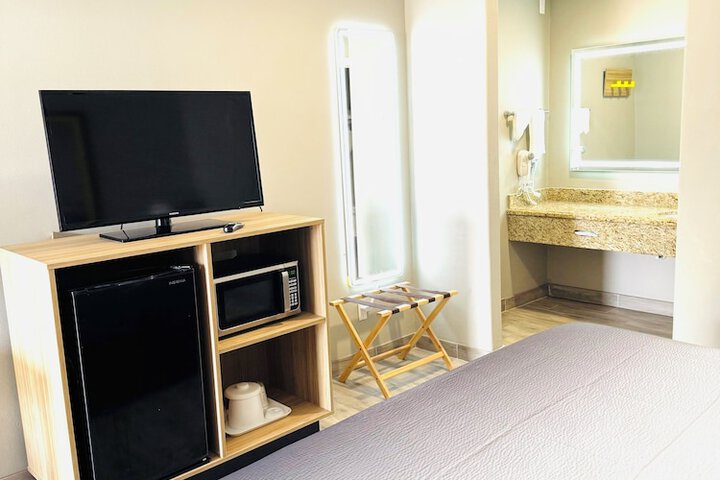 Room 6 of 12