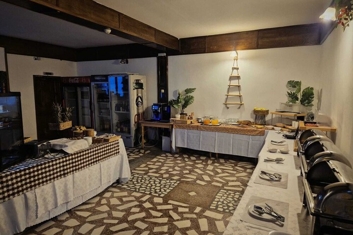Dining 80 of 90