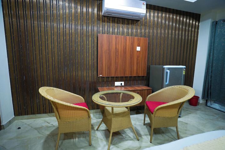 Room 9 of 77