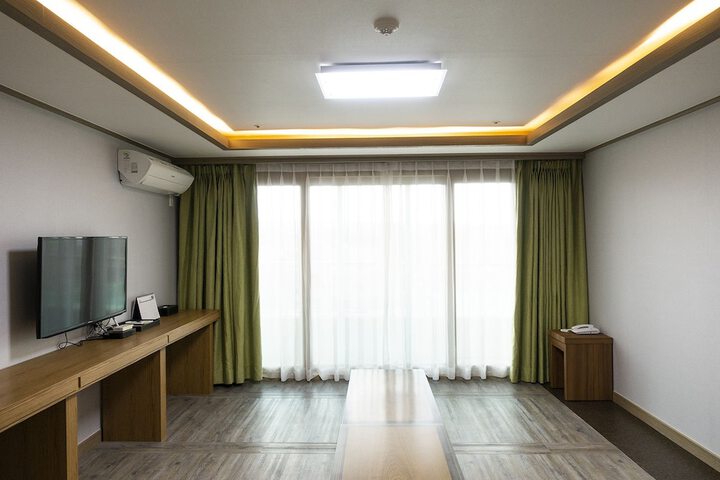 Room 28 of 61