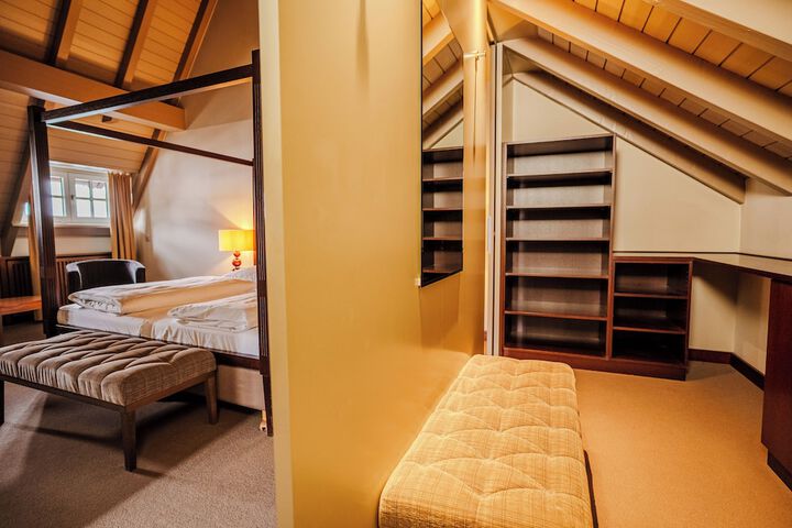 Room 40 of 179