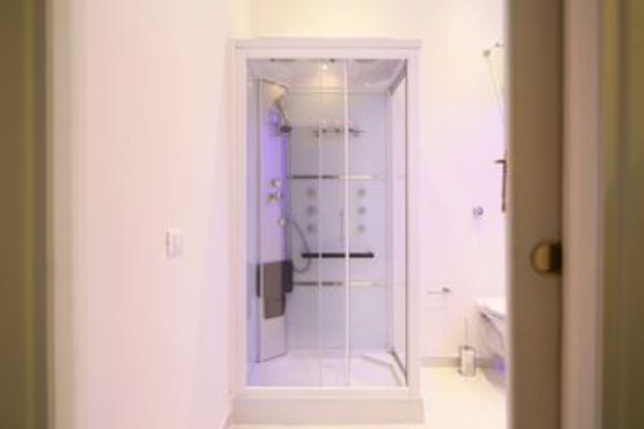 Room 4 of 17