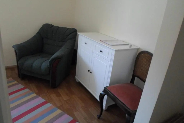 Room 5 of 9