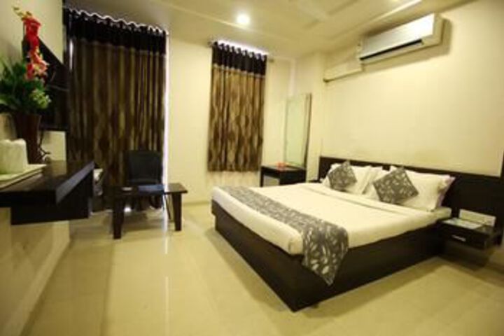 Room 7 of 12