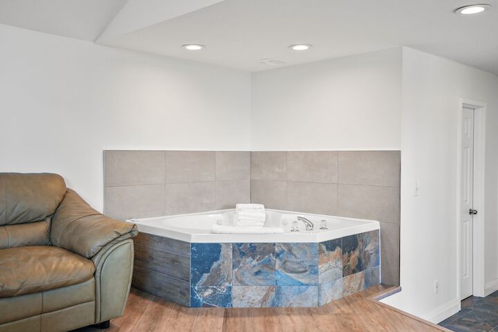 Comfort Room 1 King Bed Jetted Tub (14 of 23)