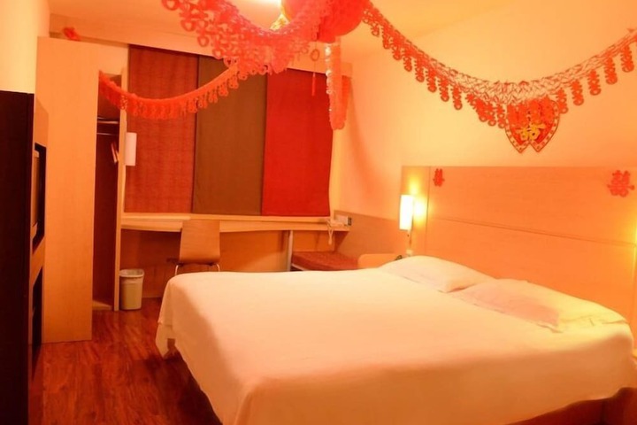 Room 12 of 33