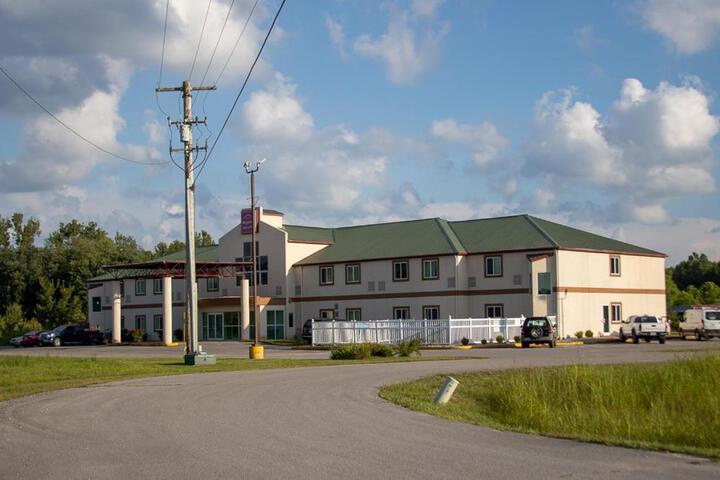 Exterior of Morgantown Inn & Suites