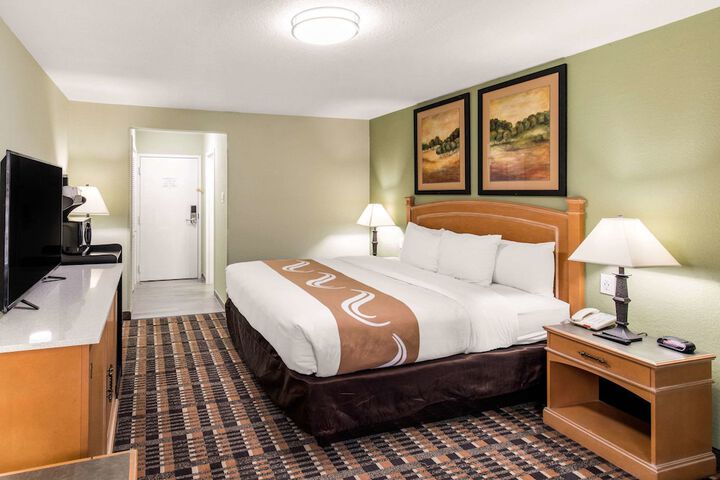 1 King Bed (33 of 33)