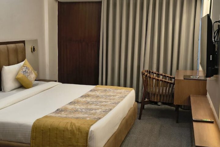 Room 5 of 11