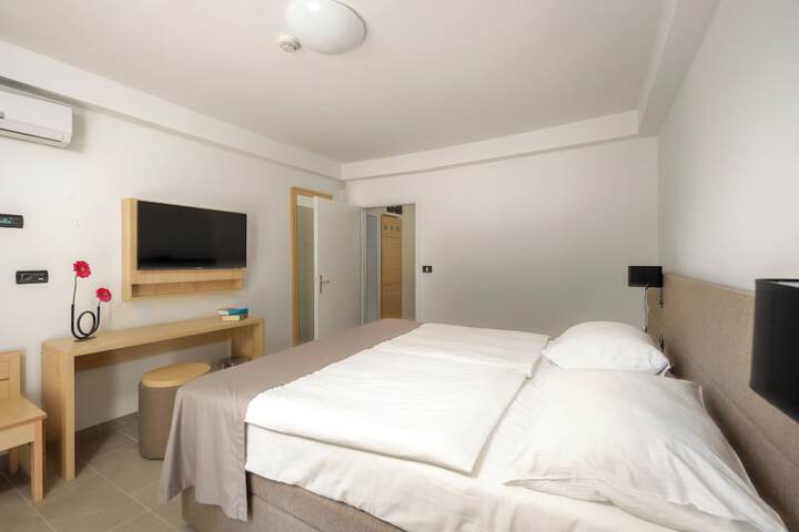 Room 7 of 24