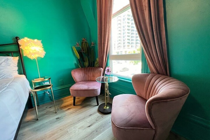 Room 33 of 181