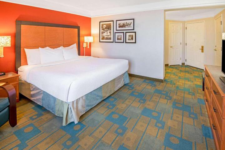 2 Double Beds (1 of 3)