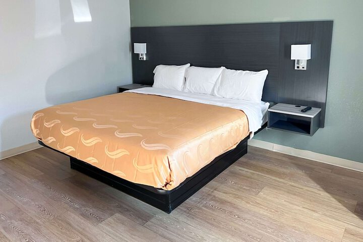 1 King Bed (1 of 20)