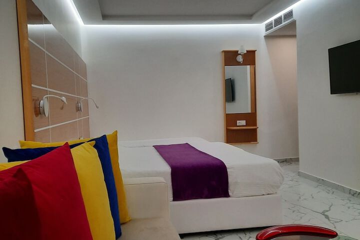 Room 9 of 28