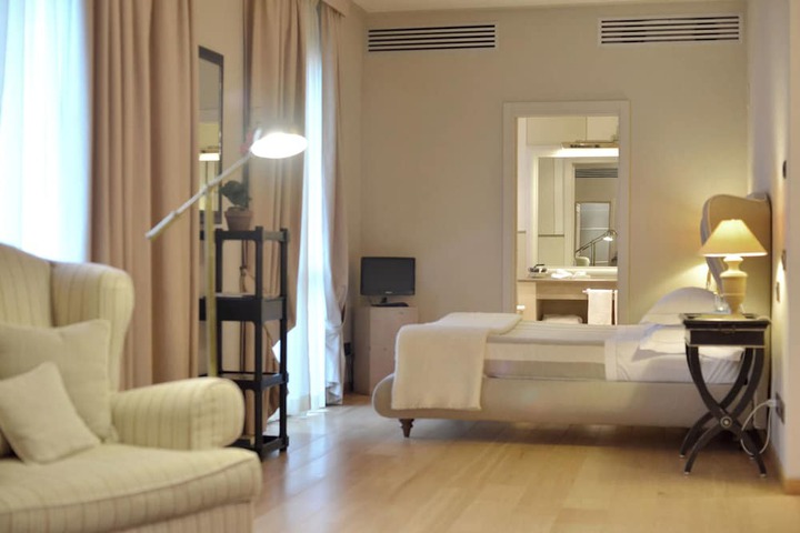 Room 27 of 216