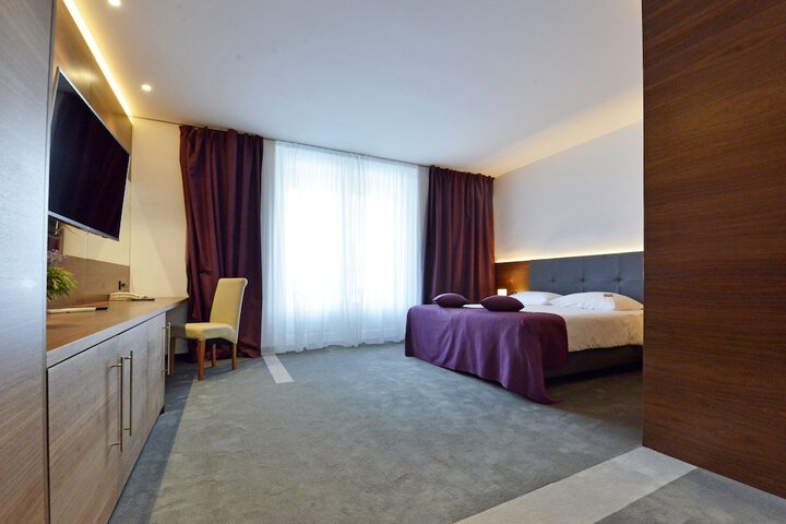 Room 8 of 87
